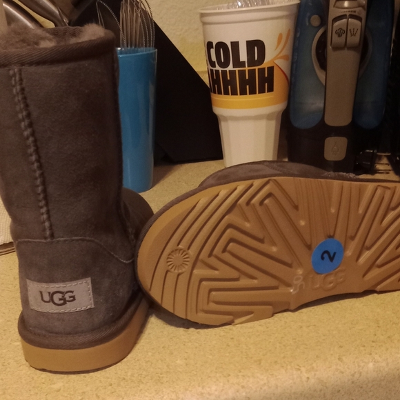 Size 2 brand new uggs - Picture 3 of 3
